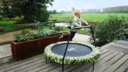 trampolina Tiggy 140cm czarno-zielona poręcz plener1.jpg